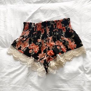 Floral soft shorts with lace trim
